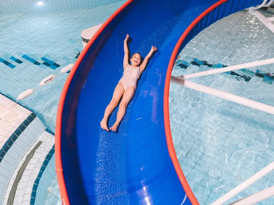 jente i sklie på badeland