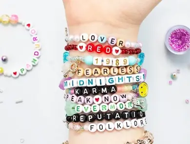 armbånd med bokstaver og gøye perler fra panduro 