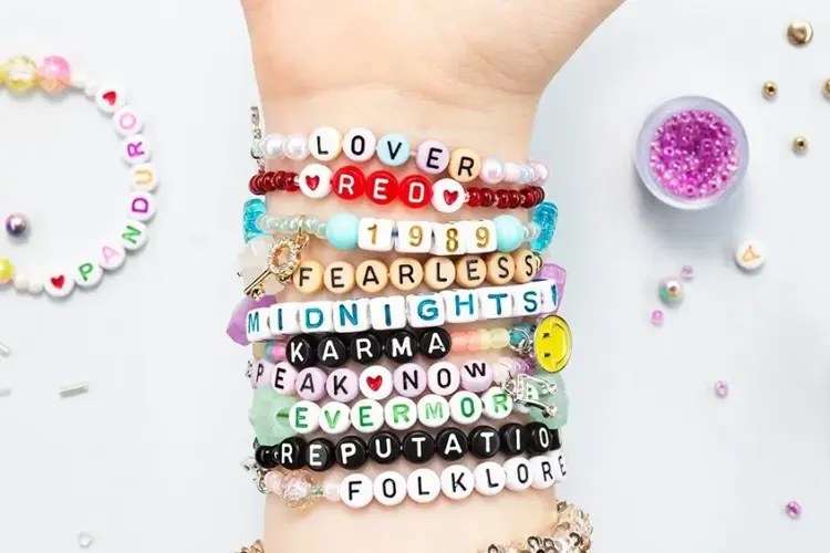 armbånd med bokstaver og gøye perler fra panduro 