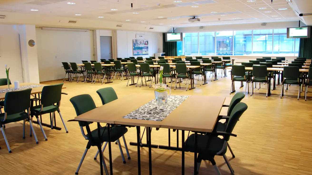 VIF-salen med klasseromsoppsett med prosjektor og lerrett  på Thon Hotel Ullevål Stadion i Oslo