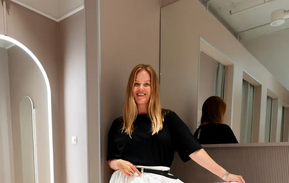 Damemodell med sort topp og hvitt langt skjørt