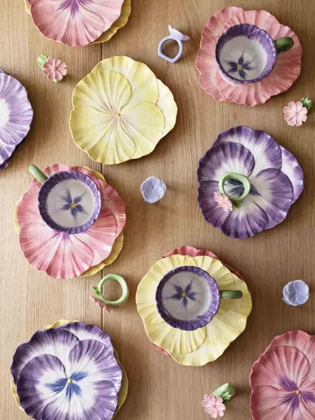 Fat og kopper formet som fioletter i forskjellige farger