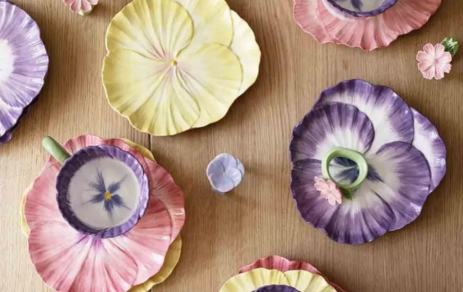 Fat og kopper formet som fioletter i forskjellige farger