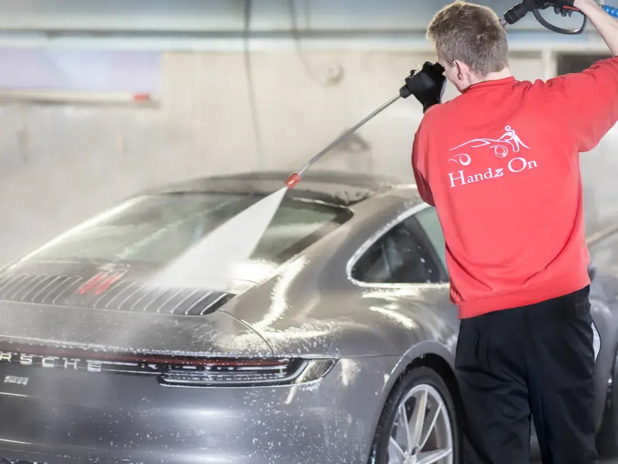 mann som vasker bil
