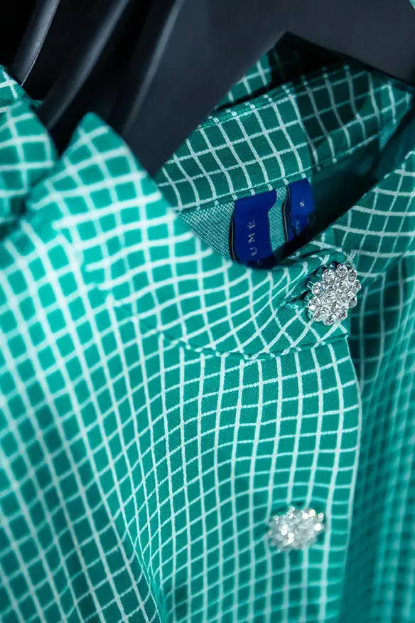 Grønn bluse med glitrende knapper