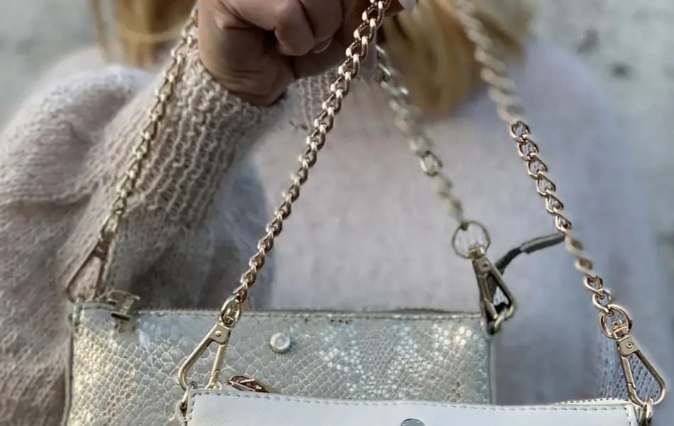 hvite og sølv-fargede vesker