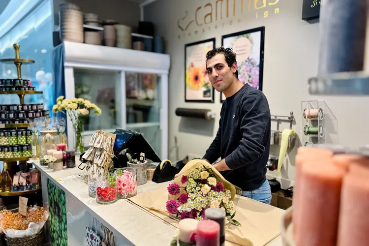 Sliter du med å ta vare på plantene dine? Fortvil ikke! Med disse enkle rådene kan du nyte vakre blomster og grønne planter hele sesongen🌿