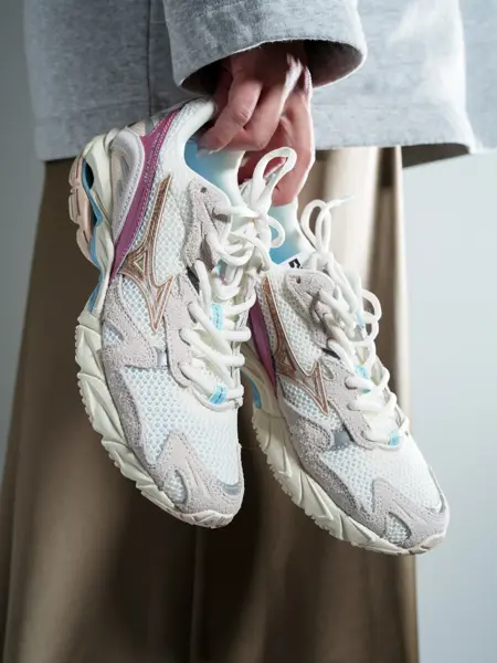 Sporty sneakers i flere duse farger