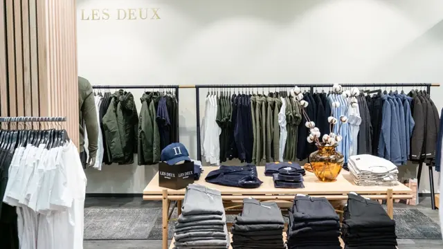 Brandstad herremote, butikkhyller og reoler med bukser og gensere til herrer.