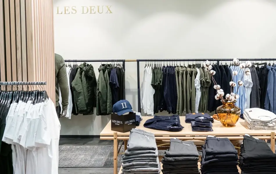 Brandstad herremote, butikkhyller og reoler med bukser og gensere til herrer.