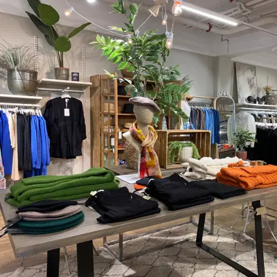 klær hos Dorothea, noe på bord noe på vegg