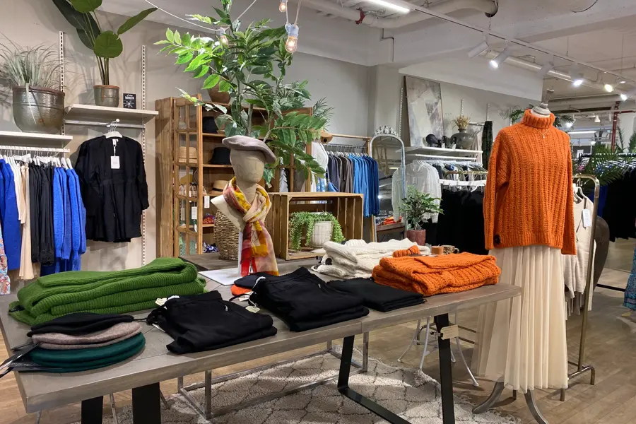 klær hos Dorothea, noe på bord noe på vegg