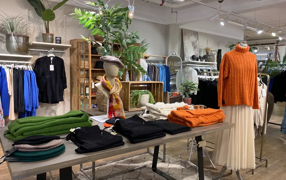 klær hos Dorothea, noe på bord noe på vegg