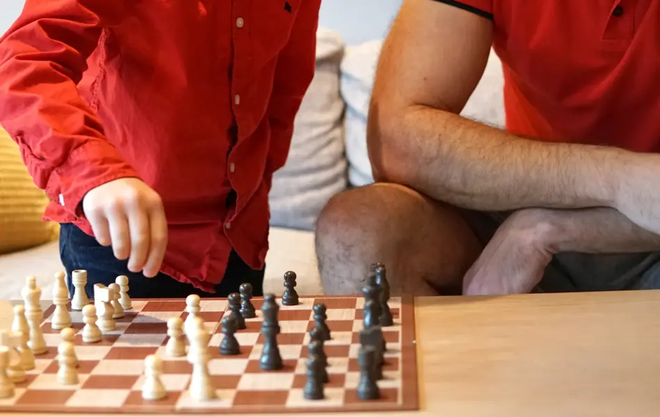 Mann og gutt som spiller sjakk