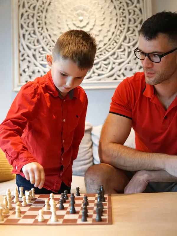 Mann og gutt som spiller sjakk