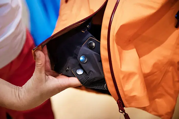 Dame som viser fram jakke