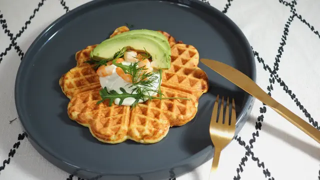 Vafler med rekesalat og avokado
