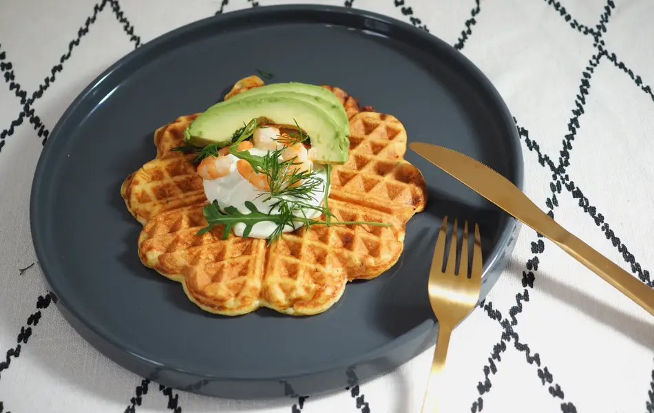 Vafler med rekesalat og avokado