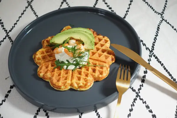 Vafler med rekesalat og avokado