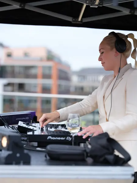 Artisten Margaret Berger med DJ utstyr