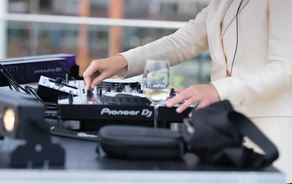 Artisten Margaret Berger med DJ utstyr