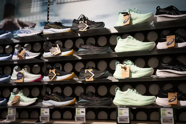 Løpesko på en vegg, utstilt på en vegg