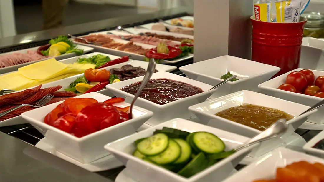 Frokostbuffet med pålegg og grønnsaker  på Thon Hotel Baronen rett ved Ålesund