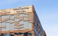 Thon Senter Triaden fasade, med logo på toppen av bygningen.