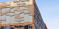 Thon Senter Triaden fasade, med logo på toppen av bygningen.
