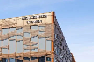 Thon Senter Triaden fasade, med logo på toppen av bygningen.