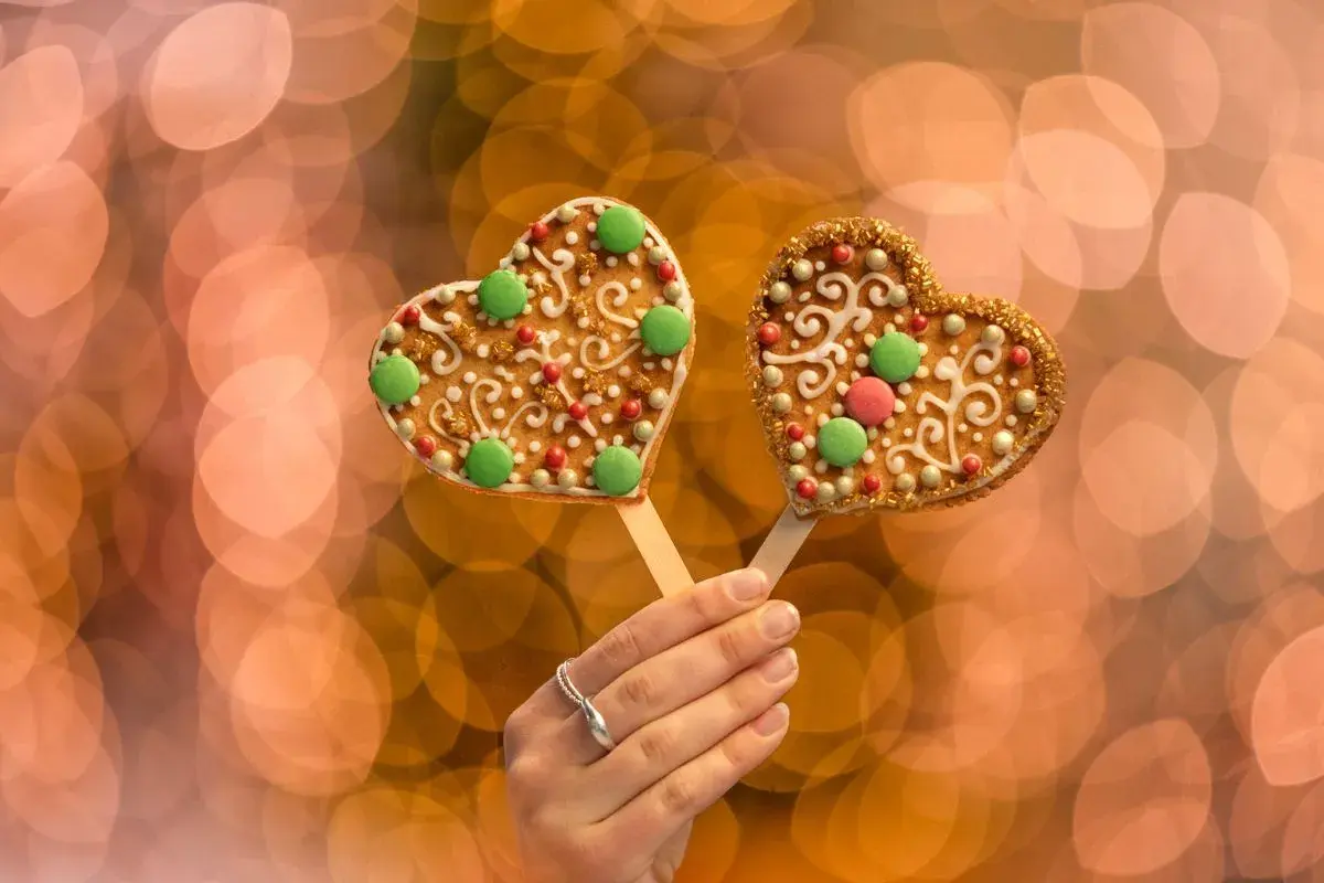 Hand holder pyntede pepperkaker