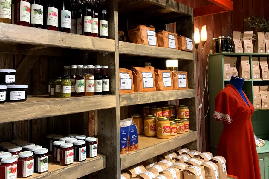 Krukker, flasker og tørrvare i butikkhyller