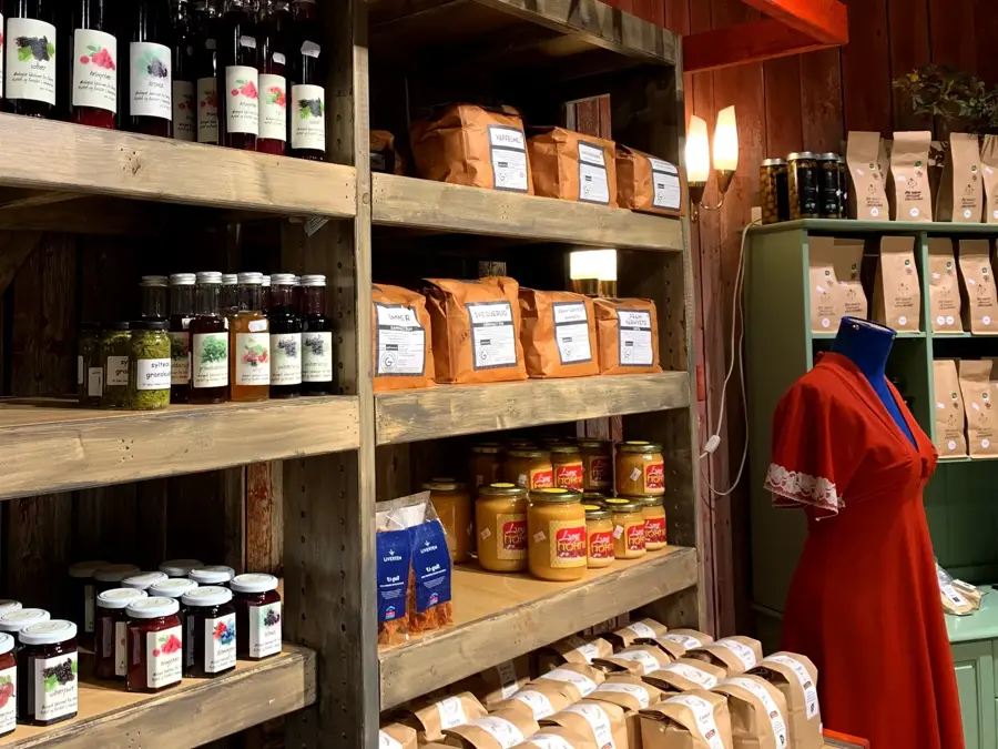 Krukker, flasker og tørrvare i butikkhyller