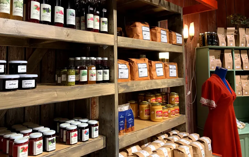 Krukker, flasker og tørrvare i butikkhyller