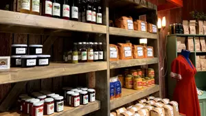 Krukker, flasker og tørrvare i butikkhyller
