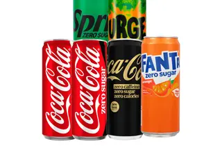 Utvalg av brusbokser fra Coca-Cola, Sprite, Urge og Fanta.