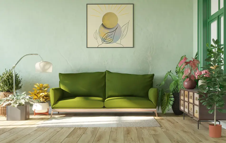 Grønn sofa i en stue med grønne planter