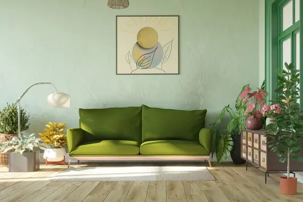 Grønn sofa i en stue med grønne planter
