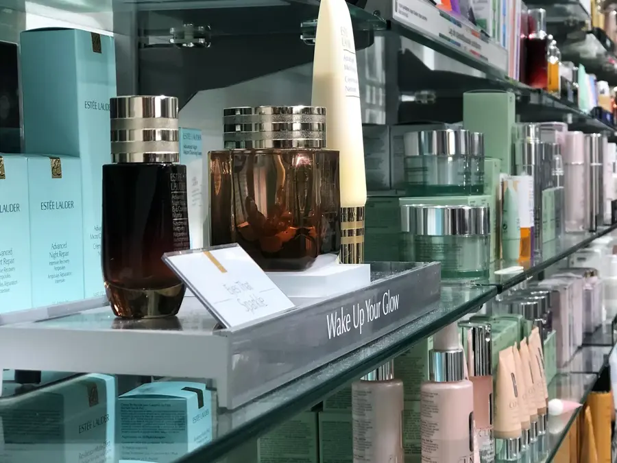 Ulike parfymer i glasshyller