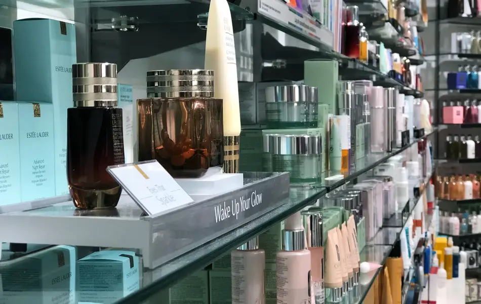 Ulike parfymer i glasshyller