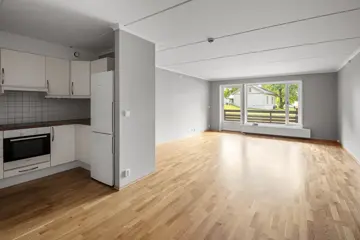 Åpen kjøkken- og stueløsning med lyst tregulv, leilighet H0104, Hallingtunet i Flå.