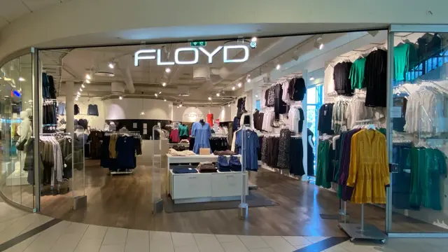 innendørs butikk med klær og reoler