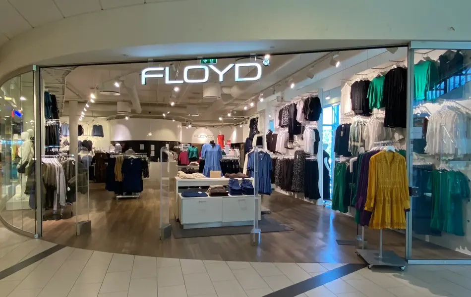 innendørs butikk med klær og reoler