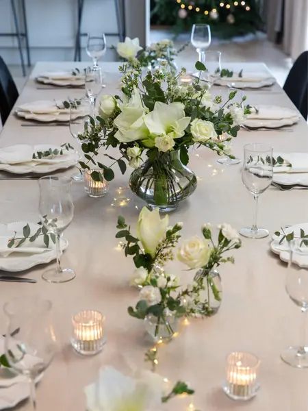Tildekket bord med servise og blomster