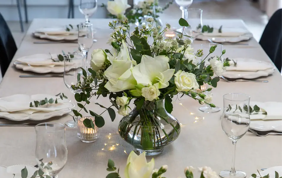 Tildekket bord med servise og blomster
