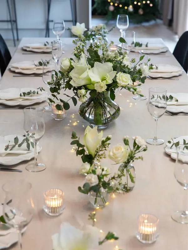 Tildekket bord med servise og blomster