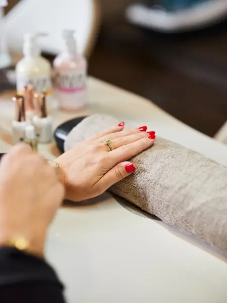 manikyr pleie hos fine negler åsane storsenter