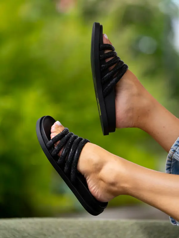Sorte slip in sandaler