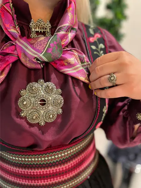 Dame med burgunger bunad