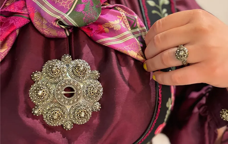 Dame med burgunger bunad